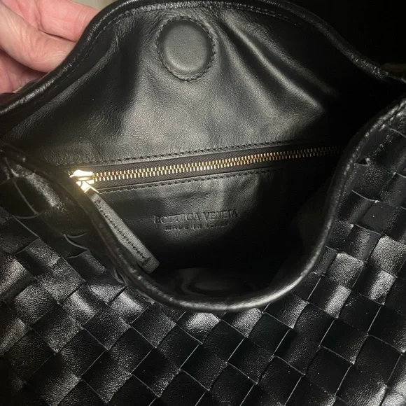 NEW BOTTEGA VENETA SMALL HOP 
in Black. Never worn. Comes with tags & dust bag - Picture 3 of 16